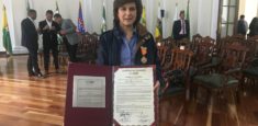 Julia Miranda Londoño, directora de Parques Nacionales Naturales de Colombia, recibe condecoración con la orden del Congreso de Colombia en el grado de Caballero