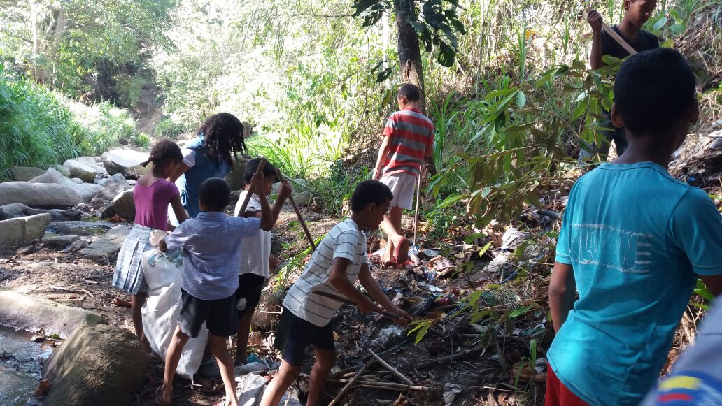 Guardaparques realizan trabajo comunitario y educación ambiental con los niños y jóvenes del sector Cedro, vereda Nuevo Méjico zona amortiguadora de Parque Tayrona