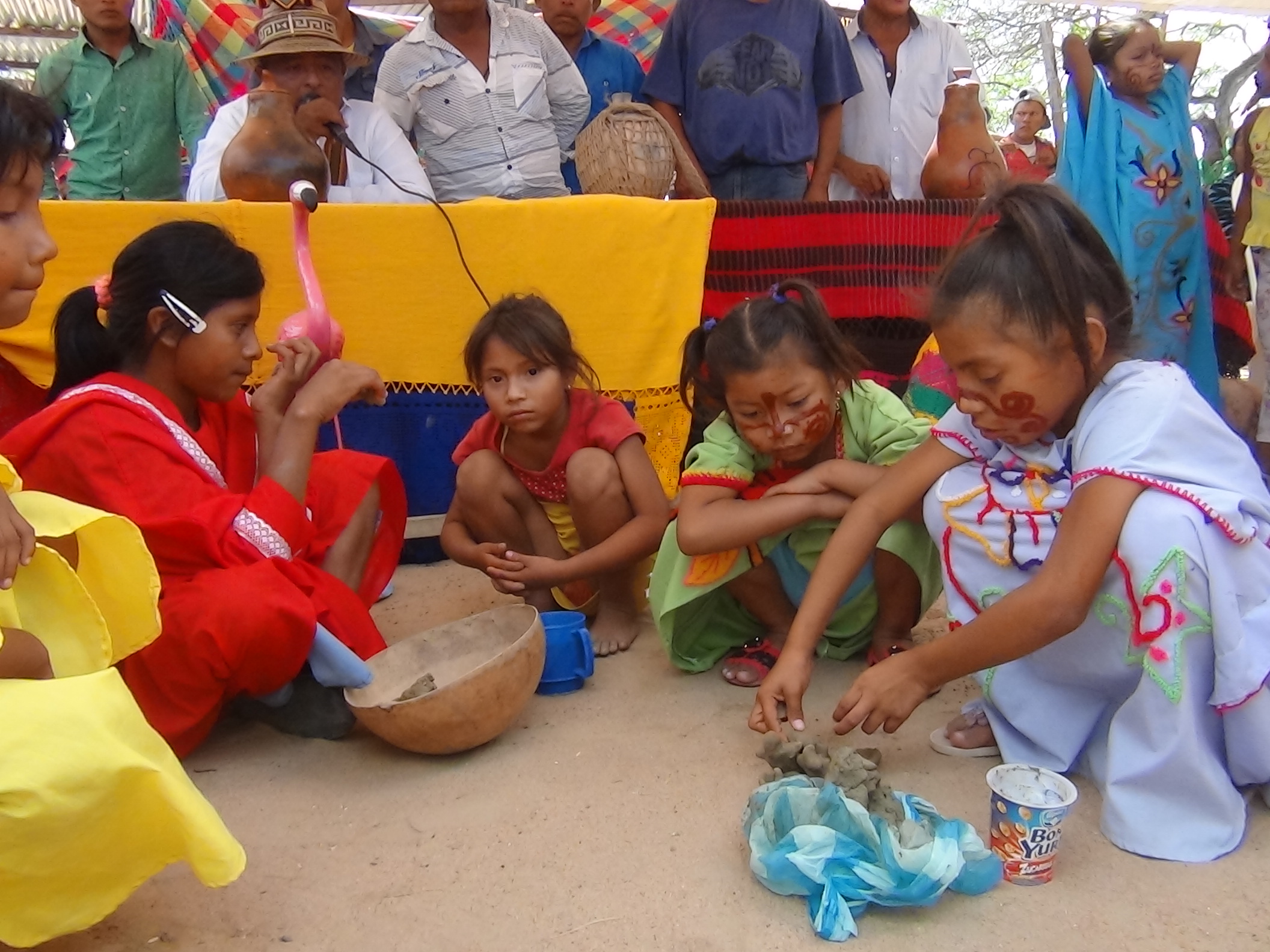 Concurso de wayuunkerra o muñeca de barro entre las niñas de las comunidades presentes en el encuentro.