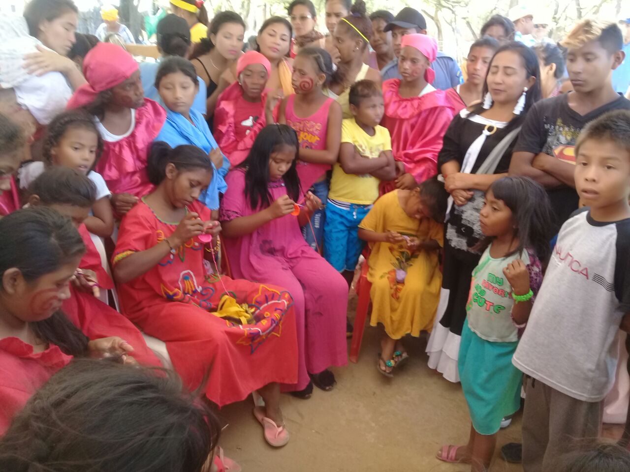 Concurso de tejido entre niñas de la etnia Wayuu