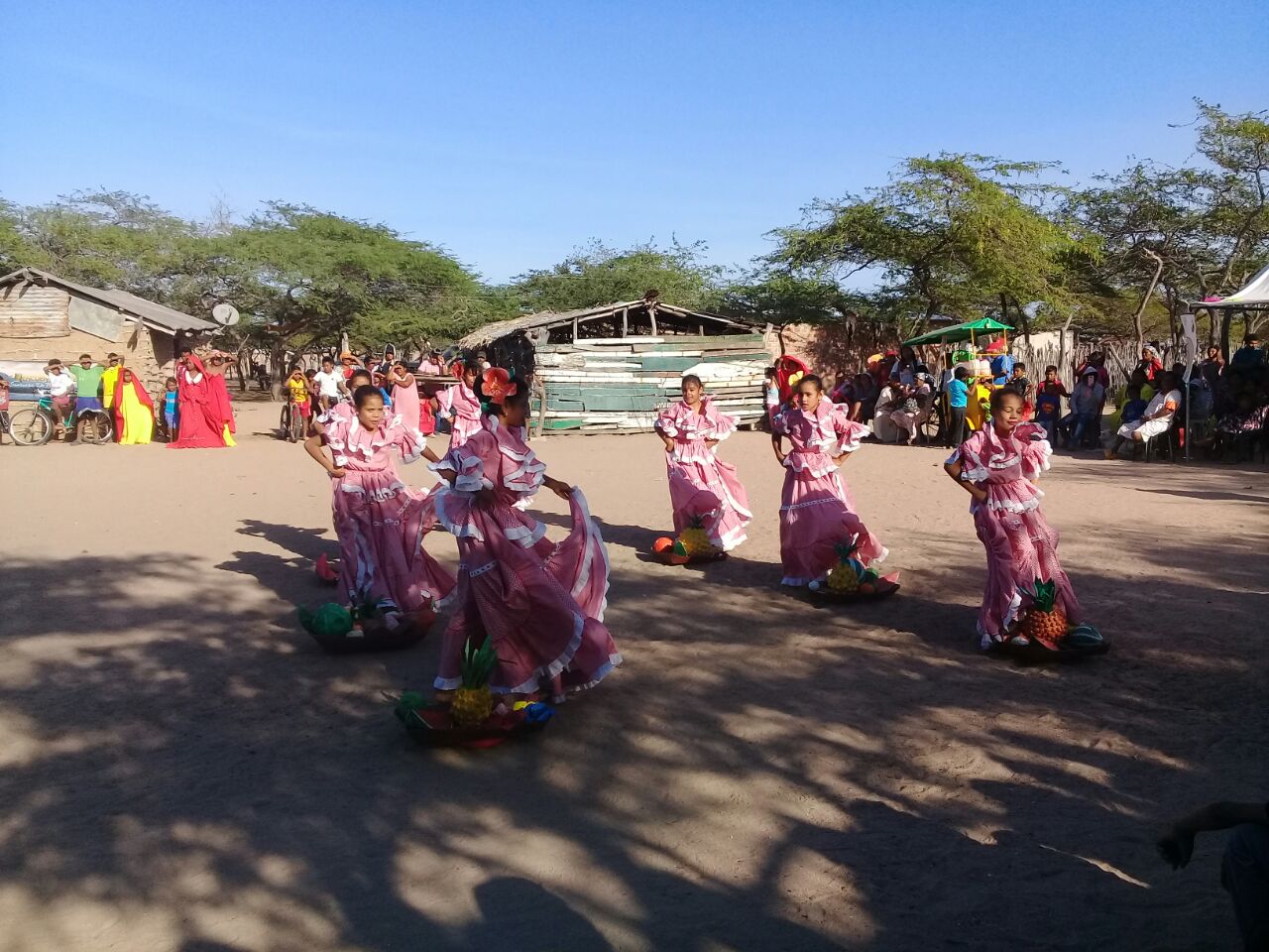 Niñas de comunidades afrodescendientes bailando la cumbiamba