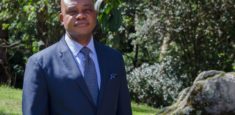 Ministro Luis Gilberto Murillo manifiesta su apoyo a funcionarios de Parques Nacionales Naturales